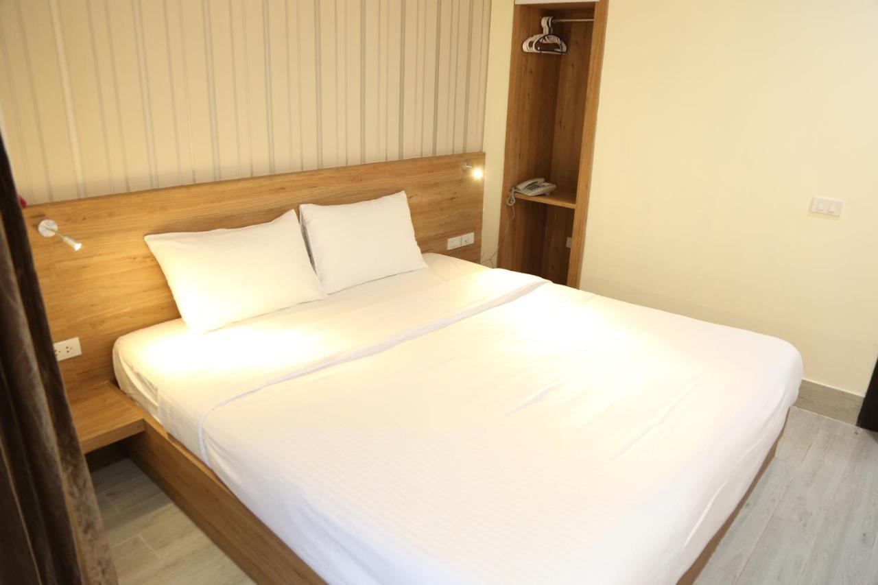Rose Nana Hotel Bangkok Exterior photo